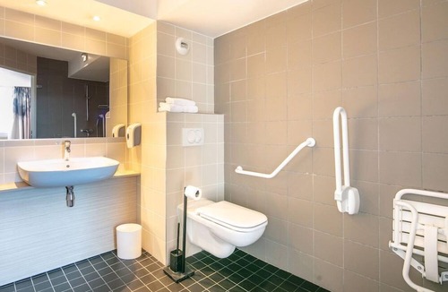 Chesnes Hotel | B&B Hotel Lyon Aeroport Saint Quentin Fallavier