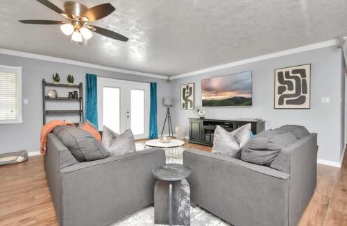 Friendswood House | Backyard Oasis-Pool & Grill-Heart of Friendswood
