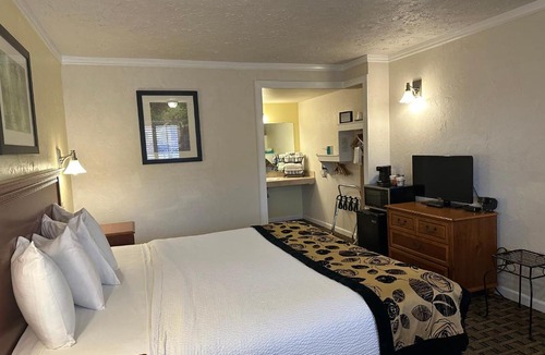 Willits Hotel | Baechtel Creek Inn