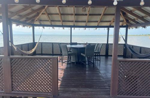 Livingston House | Bahía Caimán , Río dulce