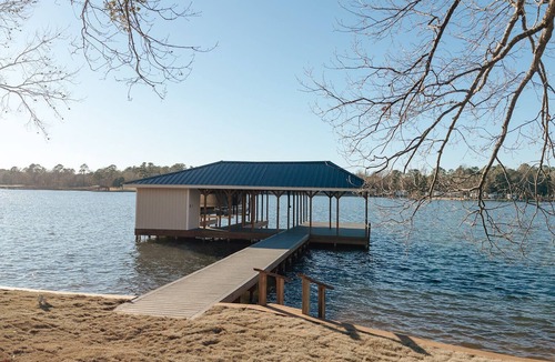 Dogwood House | Barefoot Bay HideawaynA Spacious Lakefront home on Lake Bob Sandlin