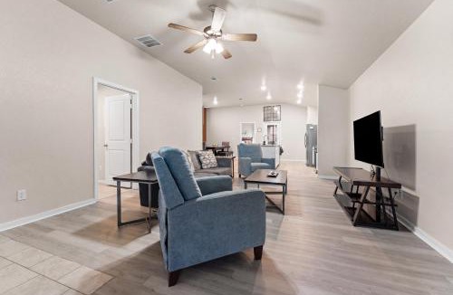 Odessa House | Basin Haven, King Suite, Clean Modern 3BR, Garage