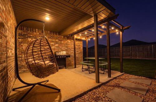 Odessa House | Basin Haven, King Suite, Clean Modern 3BR, Garage
