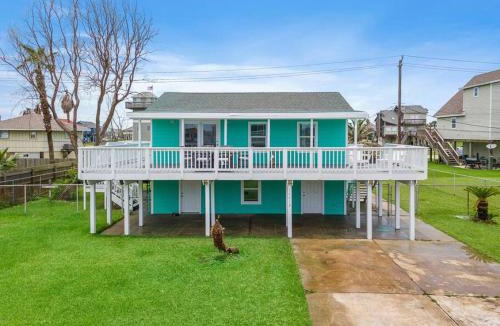 Jamaica Beach House | Beach bungalow with large, wrap-around deck, close to beach