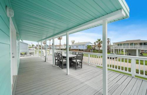 Jamaica Beach House | Beach bungalow with large, wrap-around deck, close to beach