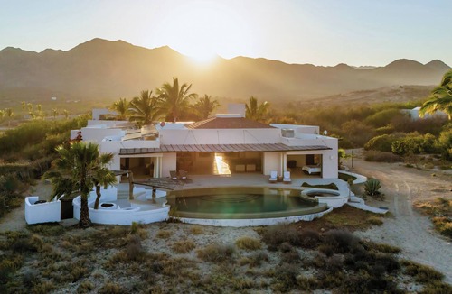 Los Frailes House | Beachfront, incredible views, 4bd, 4+ba, fish/swim/snorkel in the Sea of Cortez