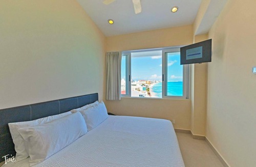 Zona Hotelera Hotel | Beachfront – 16BR/13Bth – Penthouse Combo #31234