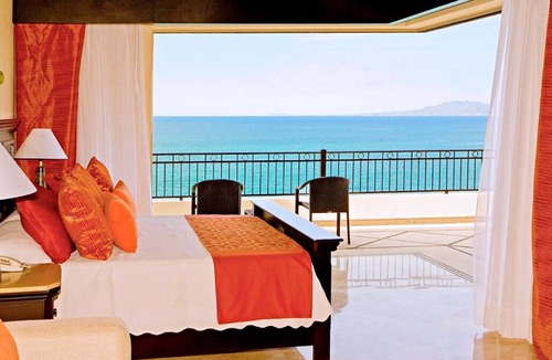 Alta Vista Resort | Beachfront 3 Bedroom Suite with Jacuzzi