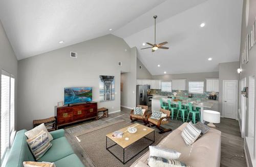 Port Bolivar House | Beachfront 4BR - Tiki Bar, Yard Games, Pet-Friendly