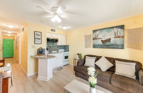 North Beach Apartment | Beachfront Corpus Christi Condo w/Pool Access!