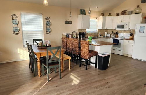Surfside Beach House | Beachfront Family Fun! 30s to Sand – 1 King, 2 Queens, Bunks, Prvt Beach Access!