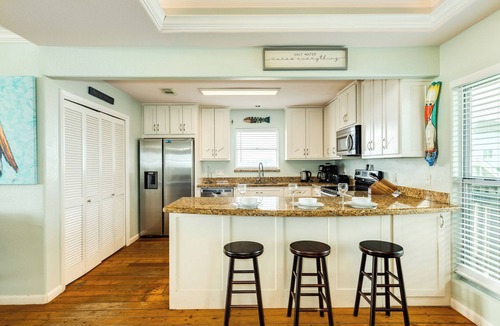 Jamaica Beach House | Beachfront, Pet Friendly, Deep Covered Deck & Vacay Ready!