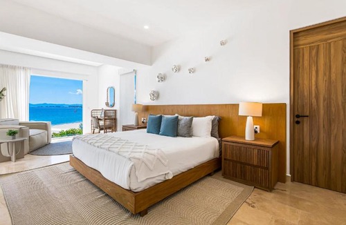 Las Glorias Apartment | Beachfront, Private Pool, Theatre Room, Views!