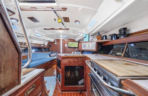 Centro - Supmza 001 Boat Rental | Beachfront Private Sailboat w/AC and bathroom