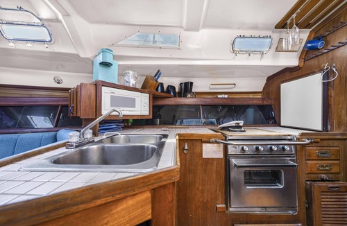 Centro - Supmza 001 Boat Rental | Beachfront Private Sailboat w/AC and bathroom