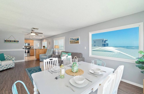Painters Hill House | Beachfront Top Floor | King Bed | Direct Access