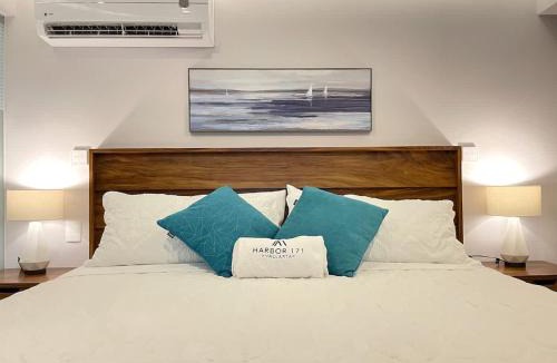 Las Glorias House | Beachfront Villa Marina at Harbor 171 - Resort Style Smart Studio
