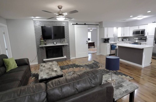 Allen House | Beautiful 4 beds & 3 baths downtown Allen