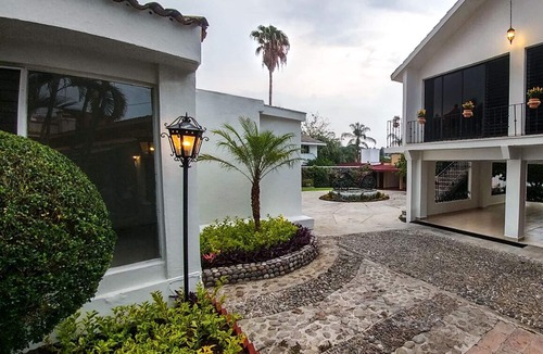 Tres de Mayo House | Beautiful and private Bungalow surrounded by trees
