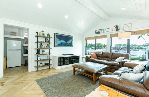 McHenry House | Beautiful Fox River Waterfront House Getaway