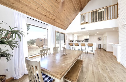Stallion Springs House | Beautiful Getaway in Tehachapi with Hot Tub!