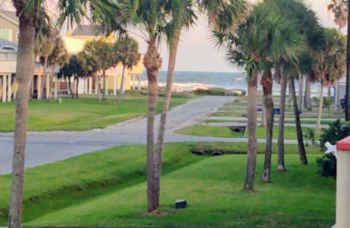 Pirates Beach House | *BEAUTIFUL OCEAN VIEW*-COOL TIKI OUTSIDE BAR- *PIRATES BEACH*
