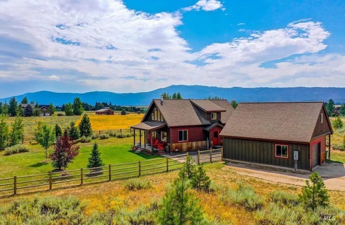 Brookdale Meadows House | Beautiful panoramic mountain views and ample parking for toys