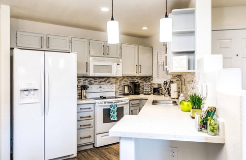 North Mountain Condo | Beautiful Phoenix Vista Condo Sleeps 8, Wifi, Cable, 3 Pools, Gated, Quiet!