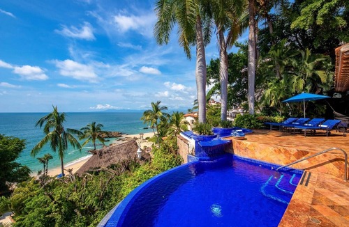 South Shore Hotel Area Villa | Beautiful Private Beachfront Villa Close to Town, Staff & Airport Transfers incl