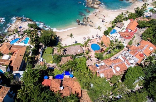 South Shore Hotel Area Villa | Beautiful Private Beachfront Villa Close to Town, Staff & Airport Transfers incl