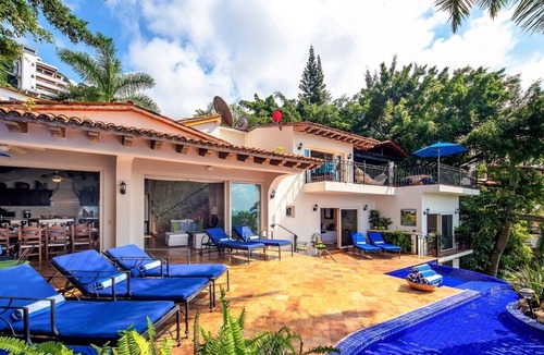 South Shore Hotel Area Villa | Beautiful Private Beachfront Villa Close to Town, Staff & Airport Transfers incl
