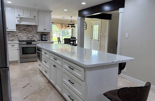 Richwood House | Beautiful spacious home located on the Bayou.n25 min.from beach 55 from Houston.