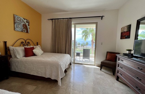 La Paz Apartment | Beguiling pool-ocean view unit