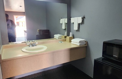 Fort Worth Hotel | Benbrook Inn & Suites