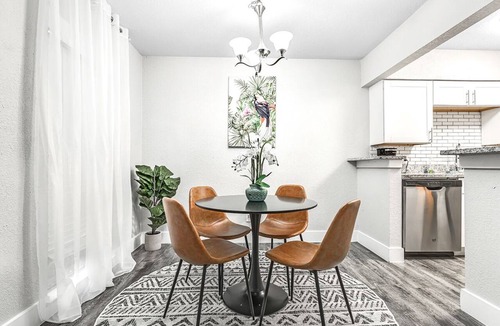 Arlington Apartment | Best Location Downtown | Mins from AT&T, Ranger Stadium & Six Flags