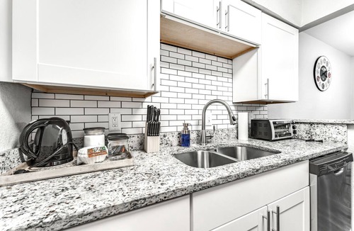 Arlington Apartment | Best Location Downtown | Mins from AT&T, Ranger Stadium & Six Flags