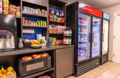 North Arlington Hotel | Best Value, Quality Stay! TWO Modern Suites with Full Kitchens, Pets are Allowed