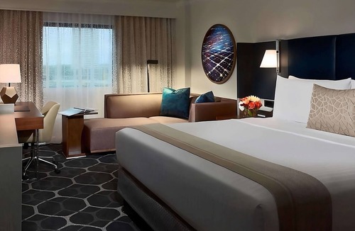 Uptown Hotel | Best Value, Quality Stay! With Swimming Pool, Pets Allowed, Close to Bayou Bend