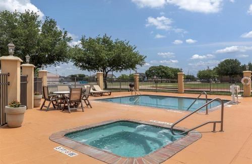 Bastrop Hotel | Best Western Bastrop Pines Inn