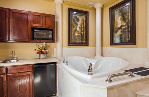 Crown Colony Hotel | Best Western Plus Crown Colony Inn & Suites
