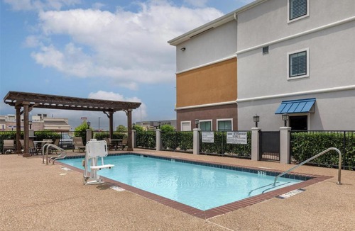 Denton Hotel | Best Western Plus Denton Inn & Suites