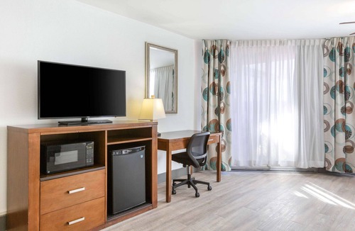 Biggs Field Hotel | Best Western Plus El Paso Airport Hotel & Conference Center