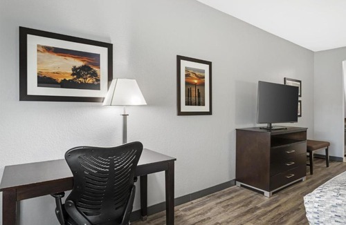 Lake Jackson Hotel | Best Western Plus Lake Jackson Inn & Suites