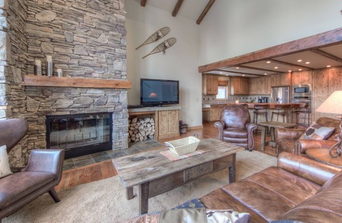 Big Sky House | Black Eagle Retreat | Hot Tub Ski to Village Sleeps 12