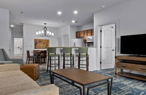 Ingram House | BLOCK WM Stablewood Springs 1br