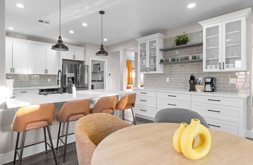 Chandler House | Bloomin' Dunes - Pool, Pickleball & Tiki Bar