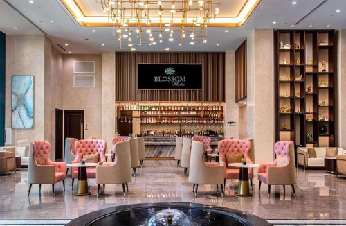 Texas Medical Center Hotel | Blossom Hotel Houston, Curio Collection by Hilton