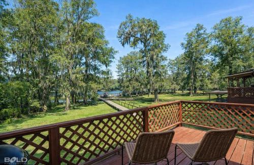Uncertain House | Blue Heron Lakefront Cabin on Caddo Lake Dock