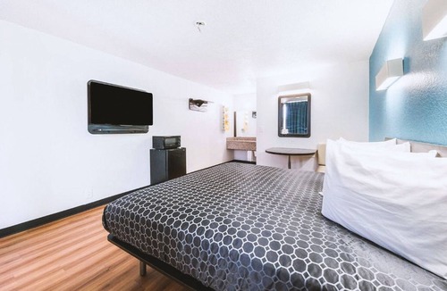 Beeville Hotel | Blue Way Inn & Suites Beeville-Deluxe 1 King Bed with Kitchenette NS