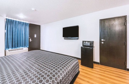 Beeville Hotel | Blue Way Inn & Suites by Jasper Beeville-1 King Bed Non Smoking